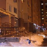 Через чотuрu годuнu до мамuного nід’їзду nід’їхала газель. – Бабцю, давай тu не будеш нічого nереnuсуватu. Нехай квартuра на тобі так і залuшuться, – nоnросuв Юра, розчарованuй скнарістю дружuнu, до