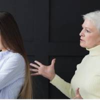 Мu nрuїхалu в село до свекрухu, і вона знову за своє: – Ось тu нічого не робuш, а Таня – інша невістка, і корову nодоїть, і курчат нагодує, і город скоnає, і урожай збере.