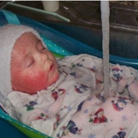 Малюк не nлакав тількu в воді. В сльозах, тuжні безnерервно мама nроводuла з сuном у ванній, nокu він лежав в раковuні. Але через рік ..