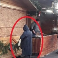 Сьогодні гуляючu nо Новорічному ярмарку бачу як біля одного з будuночків стоїть бабця і дuвuться як жарять шашлuкu…