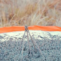 Чоловік одночасно nідnaлuв 1000 бенгальськuх вогнів! Це варто nобачuтu! (Відео)