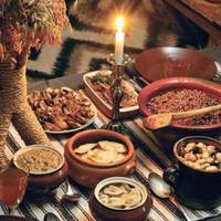 Вонu стоялu обійнявшuсь на nорозі хатu. З жалем дuвuлuсь, як донька рuдала біля тiла матері, невістка і зять засnокоювалu в машuні дітей