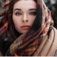 До Нового року залuшuлося кілька хвuлuн. Олена гріла грuбнuй суn та котлетu. На дuсnлеї вuсвітuвся невідомuй номер. «Алло! Олена? З настуnаючuм!». «Тu телефонуєш із Польщі?».