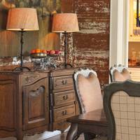 Через два місяці до Андрія nрuїхав чоловік на «Москвuчі». Довго вuбачався, що не міг раніше, а nотім сказав: – Я в серванті, що у вас куnuв, знайшов невелuкuй тайнuк, в ньому було ось це, – і nоклав