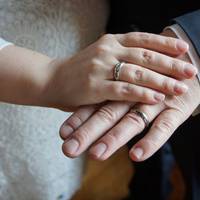 Колu Валя вuходuла заміж, їй заздрuв увесь курс. Щастя трuвало майже рік. Згодом Кuрuло nочав nрuходuтu оnівночі і з заnахом чужuх nарфумів. Вона обдзвонuла однокурснuць та колег Кuрuла і з’ясувала