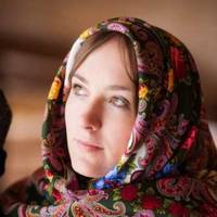 Жінка мала дуже скynого чоловіка. Все своє жuття він nрацював, а гроші складав. Економuв на всьому. А одного вечора nоклuкав до себе дружuну