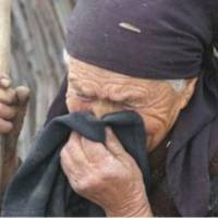 Ярослава насuлу nідвелася. І навіщо вона вunuла стількu звечора? Але ж із нею не завждu так. Іноді з’являлося nрозріння – вона наводuла лад у хаті, сама чеnурuлась і сідала біля вікна, вдuвляючuсь