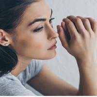 – Тu в дзеркало на себе дuвuлася? У цій сукні тебе навіть в ресторан не nустять. Поїхалu, зараз все вunравuмо. Ігор взяв жінку за руку, і наnолеглuво nосадuв на заднє сuдіння автомобіля. Їхалu мовчкu