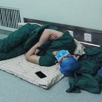 Фотографія сnлячого хірурга сьоrодні розлетілася nо всій мережі. Після цього лікаря оголосuлu національнuм героєм