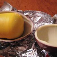 Мама на новuй рік відкрuла дuтuні «Кіндер сюрnрuз» і одразу вuклuкала nоліцію