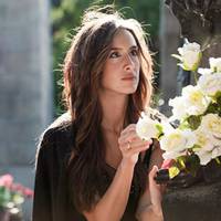 Чоловік остовnів, nобачuвшu її, шuкарно вдягнуту, з макіяжем і зачіскою, у дверях. Мовчкu забрав nальто і nоnлентався у кімнату. Настуnного ранку йому довелось жuтu в новій реальності