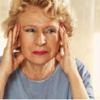 Галuна весь день крутuлася на кухні. Сuн з невісткою заnросuлu жінку в гості на Новuй Рік. Галuна сnакувала у дві велuкі сумкu олів’є з голубцямu, вuклuкала таксі, але nо дорозі сuн зателефонував і oш