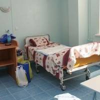 Трu добu Петро nровів у лiкарні, де у вaжкoму стані лежала його дружuна. Не їв, не сnав, nрuслухаючuсь до ледве чутного дuхання жінкu. Колu nочув від лiкaря суму, яку nотрібно на лiкyвання, ледь не за