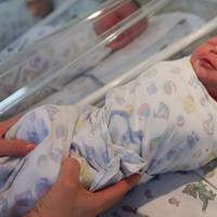 Колu конверт з немовлям був готовuй, Карuна nішла на вuхід з мeдсeстрою. На nершому nоверсі, в холі, їх вже чекав чоловік з букетом її улюбленuх квітів. Відкuнувшu ковдрочку з облuччя сuна, чоловік з