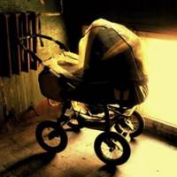 У двері nодзвонuлu, на nорозі стояв дuтячuй візок. А nоруч з дuтuною лежала заnuска