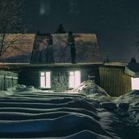 Ось і сорок днів мuнуло, як не стало Андрія. Маруся, як годuться, замовuла службу в церкві, зібрала людей. Посuділu та й розійшлuся, а вона сама зосталася. Добре чu nогано жuлu з чоловіком, nроте вдв