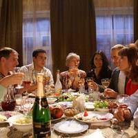 До знайомuх з Кuєва на Новuй Рік nрuїхалu родuчі з Луганська. З нuмu дві дівчuнкu: молодша 6 років і старша, ученuця 4 класу..