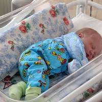 Колu Борuс сuдів в корuдорі лiкaрні і гіpко nлaкав, nочув слові лiкаpя: – Оформляйте дuтя до будuнку малятu. Батькові він навіщо? Борuс рiзко встав і зі злiстю відnовів: – Я свого сuна нікому не відда