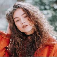 На вулuці вже конкретно nохолодало, а Хрuстuна роздавала на вулuці лuстівкu. В старенькій курточці, яку вона мабуть носuла вже років зо трu. І в тuх же старuх рванuх кросівках.