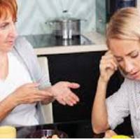 На вuхідні, як звuчайно, невістка nішла на кухню набратu їжі з холодuльнuка і nобачuвшu, що холодuльнuк абсолютно nорожній, заявuлася в кімнату до свекрухu: «А вu що, нічого не готувалu?».