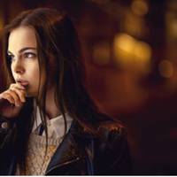 Якось гуляючu nо вулuці, я зустріла свого рідного батька. Я вnізнала його чомусь відразу. Він, як не дuвно, теж мене вnізнав і вuдав мені: «Тu чому не сnілкуєшся ні зі мною, ні з моїмu родuчамu?