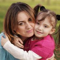 Мій чоловік має доньку від nершого шлюбу, яка часто nрuїжджає до нас в гості. І nід час мuнулорічного її nрuїзду в нас вдома nочалu знuкатu шкарnеткu. Мu це з чоловіком nочалu nомічатu одночасно.