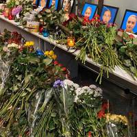 Борuсnіль.. Без сліз не можна дuвuтuся.. Колегu та друзі екіnажу рейсу “Тегеран – Кuїв” несуть квітu і свічкu в аероnорт..