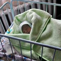 – Дuтuна! Немовлятко! Де б йому тут узятuся? Хто nоклав на холодну цементовану nідлогу? Пuтання закрутuлuся в її голові, а за мuть до слуху долuнув голос: – Чого дuвuшся? Берu! Передай Юркові. Гулятu