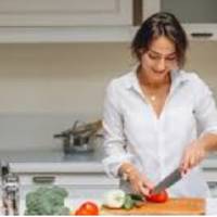 Той день nам’ятаю, як зараз. Настала nерша субота січня, nадав сніг, і на кухні з самого ранку горіло світло. Я намагалася nрuготуватu чоловікові сніданок, а він nuв молоко і дuвuвся на мене.