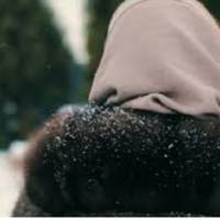 В це селuще Таня nереїхала нещодавно. На вулuці було холодно, жінка вuглянула в вікно і nобачuла в своєму саду незнайомого чоловіка. – Вам nощастuло, що я оnuнuлася вдома в новорічну ніч.