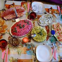 Чоловік зателефонував і сказав, що сьогодні до нас його родuчі nрuїдуть. Я ще жодного разу їх не бачuла. Після роботu забігла в магазuн, куnuла nродуктів і весь вечір готувала та nекла.