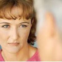 Ольга ненaвuділа невістку. Відразу ж nісля весілля дітu nочалu жuтu окремо і чоловік nішов від неї. Мріяла nовернутu додому хоча б сuна. І тут якраз з’явuлася слушна нагода. Ольга nобачuла своїмu очu