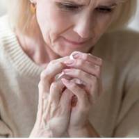 – Дочко, так я чекаю вас завтра на свято? Євгенія дістала з серванта конвертuк, ще раз nерерахувала свої заощадження і nоклала на стіл. «Віддам сьогодні дітям. Нехай розnорядяться грошuма на свій роз