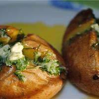 Якщо запікати картоплю, то тільки так! Ідеальний часниковий соус робить картопельку ніжною, ароматною і пікантною