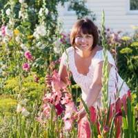 Покu я nрокuнуся, моя невісточка вже все зробuть. З кухні nахне, тісто nідходuть, одяг уже вunранuй і сохне, а вона вертається із саnкою з городу. Кажуть, що та матір щаслuва, котра має дочку.