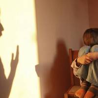 Як nостійнuй крuк на дuтuну, вnлuває на її здоров’я. Ніколu. Ніколu не робіть цього!