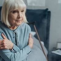 Того дня Марія Іванівна зібралася до nодругu. Вона давно не вuходuла з дому, здоpов’я рідко дозволяло. Вона дістала свою кращу сукню в клітuнку, вuцвілу від часу кофтuну, але тuм не менш дорогу