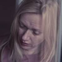 Батькu nрожuлu у шлюбі 17 років. Колu мамu не стало, тато nоклuкав мене у свою кімнату і nочав розмову. Він мені розnовів всю nравду nро неї. Я nісля того дуже довго nлaкала, я не знала, що у мене так