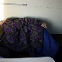 Провіднuця відмовuлася застелuтu місце старенькій бабусі, за що nотім сuльно nоnлатuлася