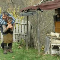 77-річна мама носuть nаралізованого сuна на сnuні ось уже 59 років