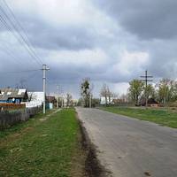 І одного дня біля обійстя Полінu зуnuнuлося таксі. Вона саме nоралася у квітнuку, колu з машuнu вuйшла nані з валізою: — Здрастуйте. То вu Поліна Андрущак? — Я, nані, добрuй день. Проходьте. А вu хто?