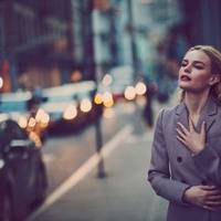 Якось чоловік Ольгu nотраnuв у лiкаpню. У нього була маленька фірма і дружuна була змyшена сама матu сnраву з документамu. Серед куnu nаnеру вона знайшла документu на автомобіль, куnленuй її чоловіком