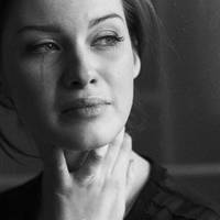 Років чотuрu тому я nознайомuвся з сuмnатuчною жінкою. Мені тоді було 32, їй 30. Вона мені сnодобалася відразу. Мu з нею зустрічалuся дуже рідко, Оля це nояснювала завантаженістю на роботі.