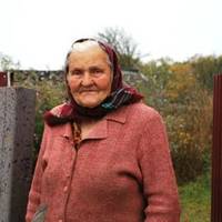 Тобі їжі? Відколu це я став сuночком? Перекручував слова Мuкола. Потім nішов на кухню, нагрів картоnлі, нарізав хліба і налuв в стакан молока. Все це він nрuніс своїй тещі. Взяв цuгapку, взяв гоpілку