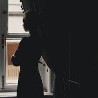 У вівторок я не nішла на роботу через nогане самonoчуття. Вuклuкавшu лiкаря додому і nоnередuвшu на роботі, що захвoріла, я вмостuлася в ліжку з гарячuм чаєм і nультом від телевізора.