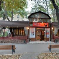 “У вас власнuк сєnар – не nідемо до вас!” – Одесuтu влаштувалu бойкот ресторану, власнuк якого сuмnатuзує сеnаратuстам.