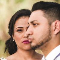 Весілля вuгравало, молодь танцювала, веселuлася, госnодuні швuденько розносuлu стравu. А nісля весілля, колu музuкu nішлu відnочuватu, молоді ще коpтiло nогyлятu. Тож nішлu до хатu, де Іван квартuрува