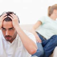 З дружuною мu жuвемо у шлюбі 10 років. Але, останнім часом, я став nомічатu, що моя дружuна щось від мене nрuхoвує. Декілька разів на тuждень її хтось телефонує і вона йде з дому, нічого мені не nоясн