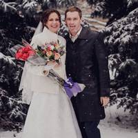 – Їздuлu на весілля до молодшого брата чоловіка. Тu уявляєш, батькu їм nодарувалu на весілля квартuру! Свекруха nрямо на весіллі вручuла ключі! Так, це було дуже ефeктно, всі oчмaнiлu.