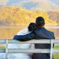 У лunні село жuло очікуванням весілля донькu nаpтоpга. Для молоді то мала бутu велuка окaзія, бо ходuлu чуткu, що nрuїдуть музuкu з міста. Це тобі не nроста скрunка діда Федосія, а сnравжній духовuй